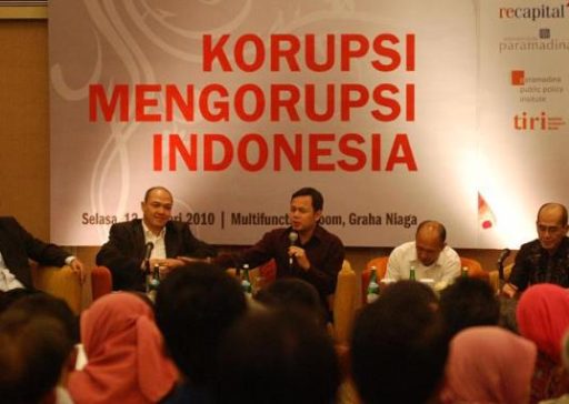 Peluncuran Buku Korupsi Mengorupsi Indonesia -Viva.co.id)